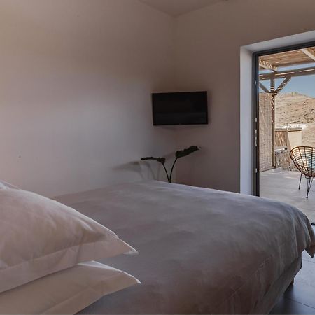 Amal Kythnos Suites エクステリア 写真