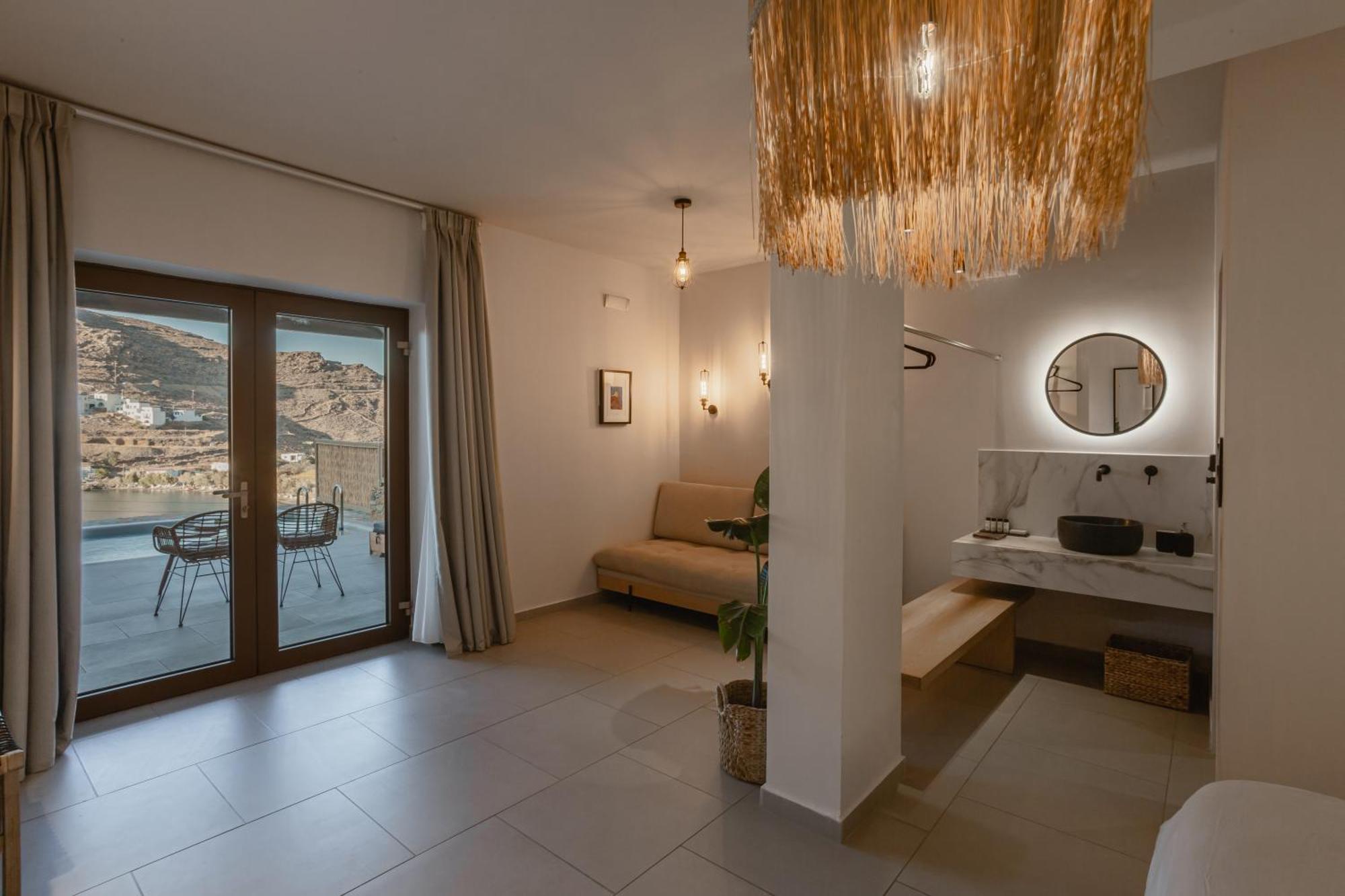 Amal Kythnos Suites エクステリア 写真