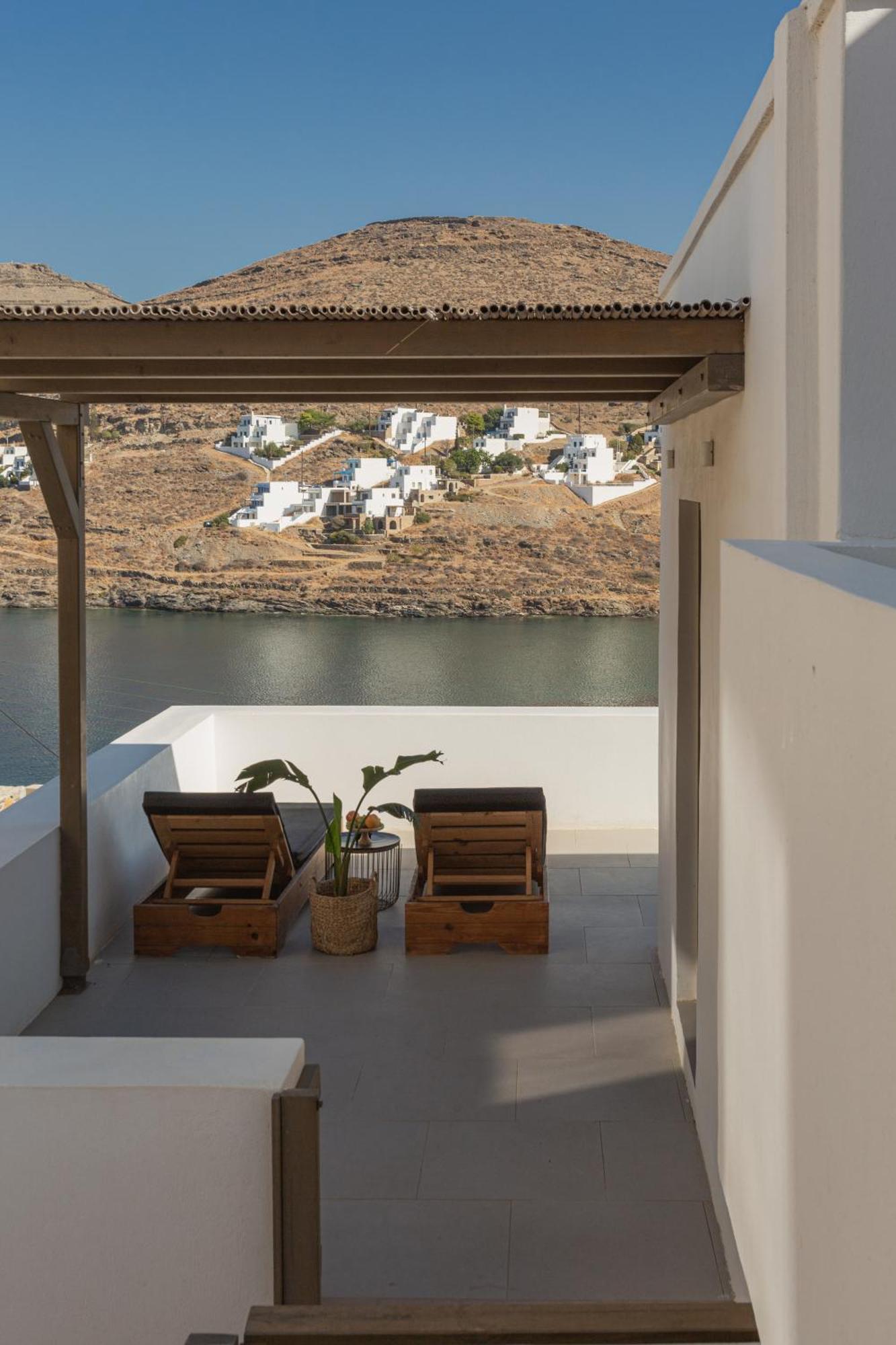 Amal Kythnos Suites エクステリア 写真