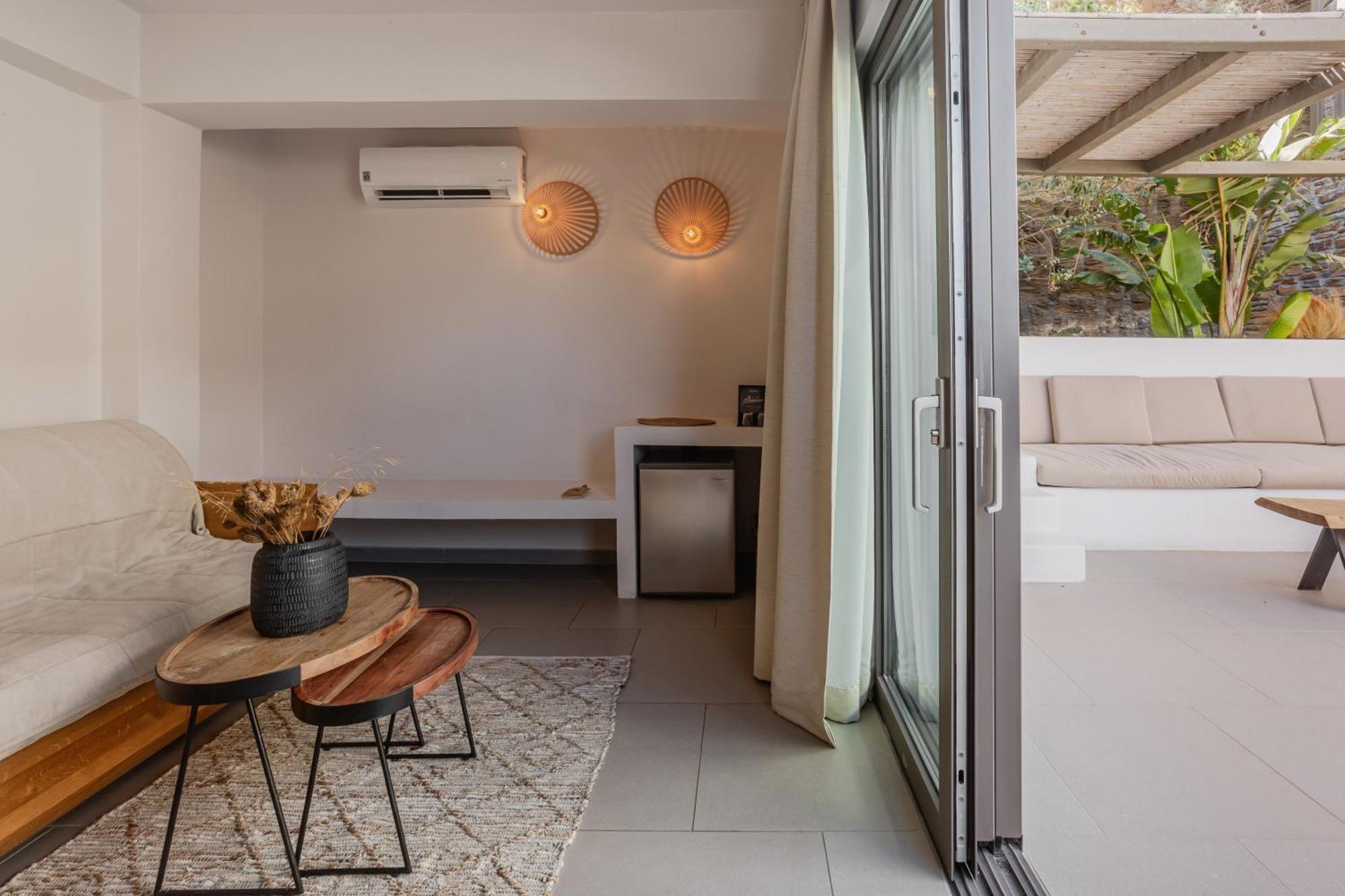 Amal Kythnos Suites エクステリア 写真