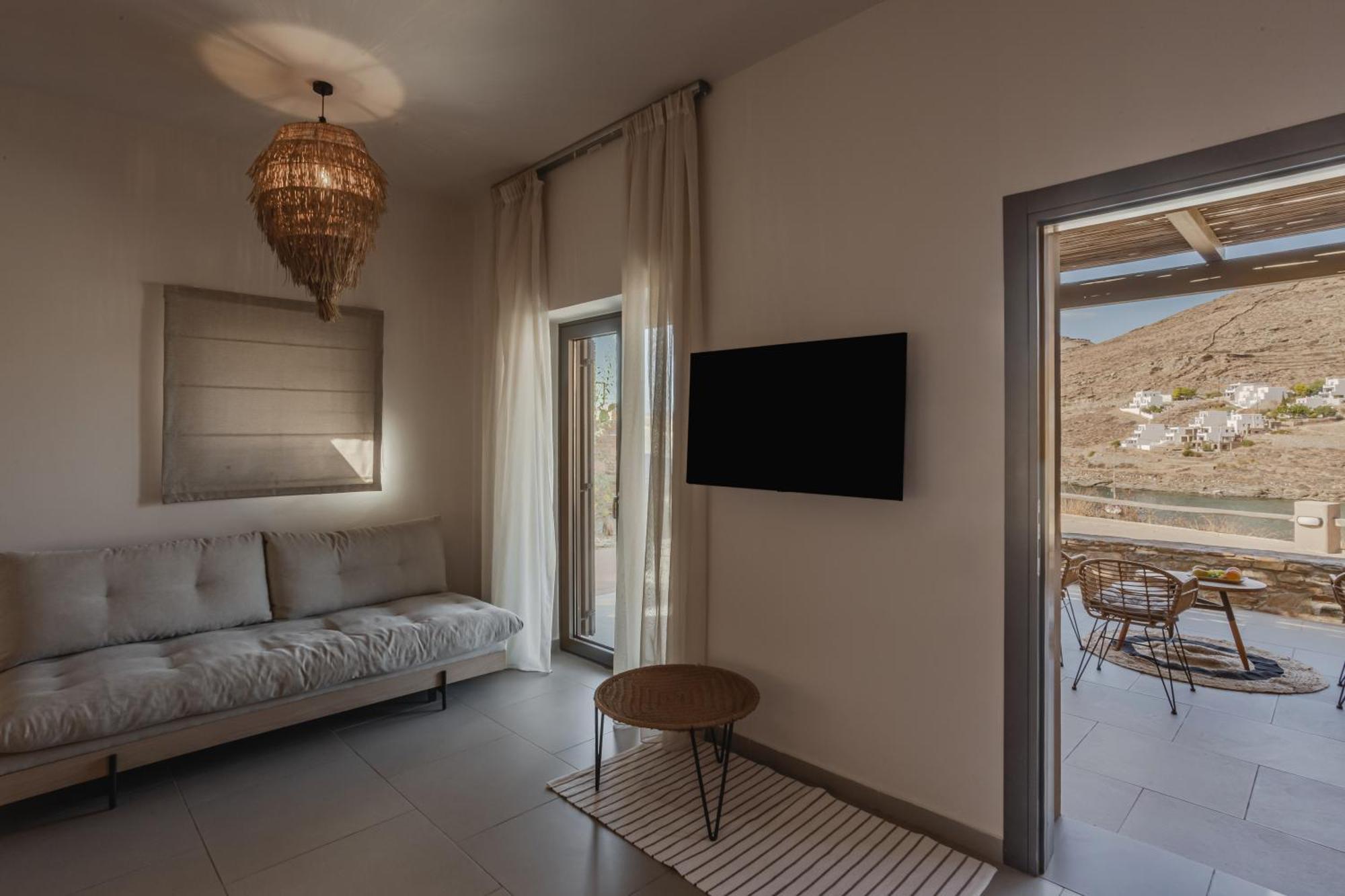 Amal Kythnos Suites エクステリア 写真