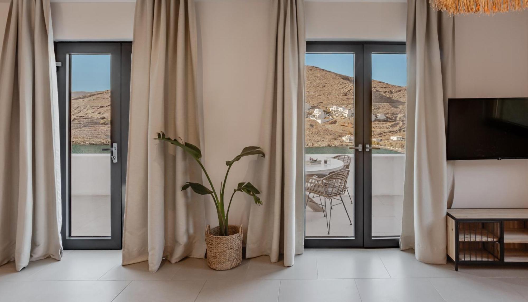 Amal Kythnos Suites エクステリア 写真