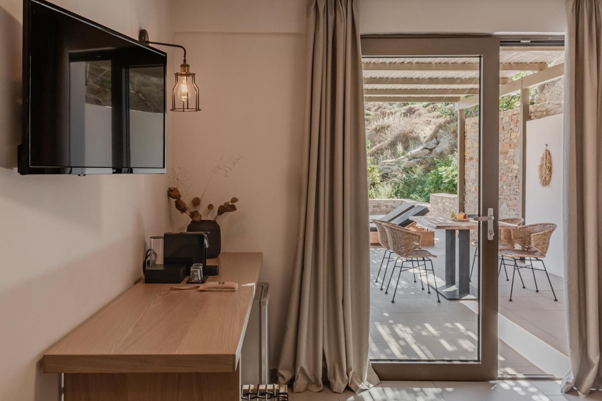 Amal Kythnos Suites エクステリア 写真